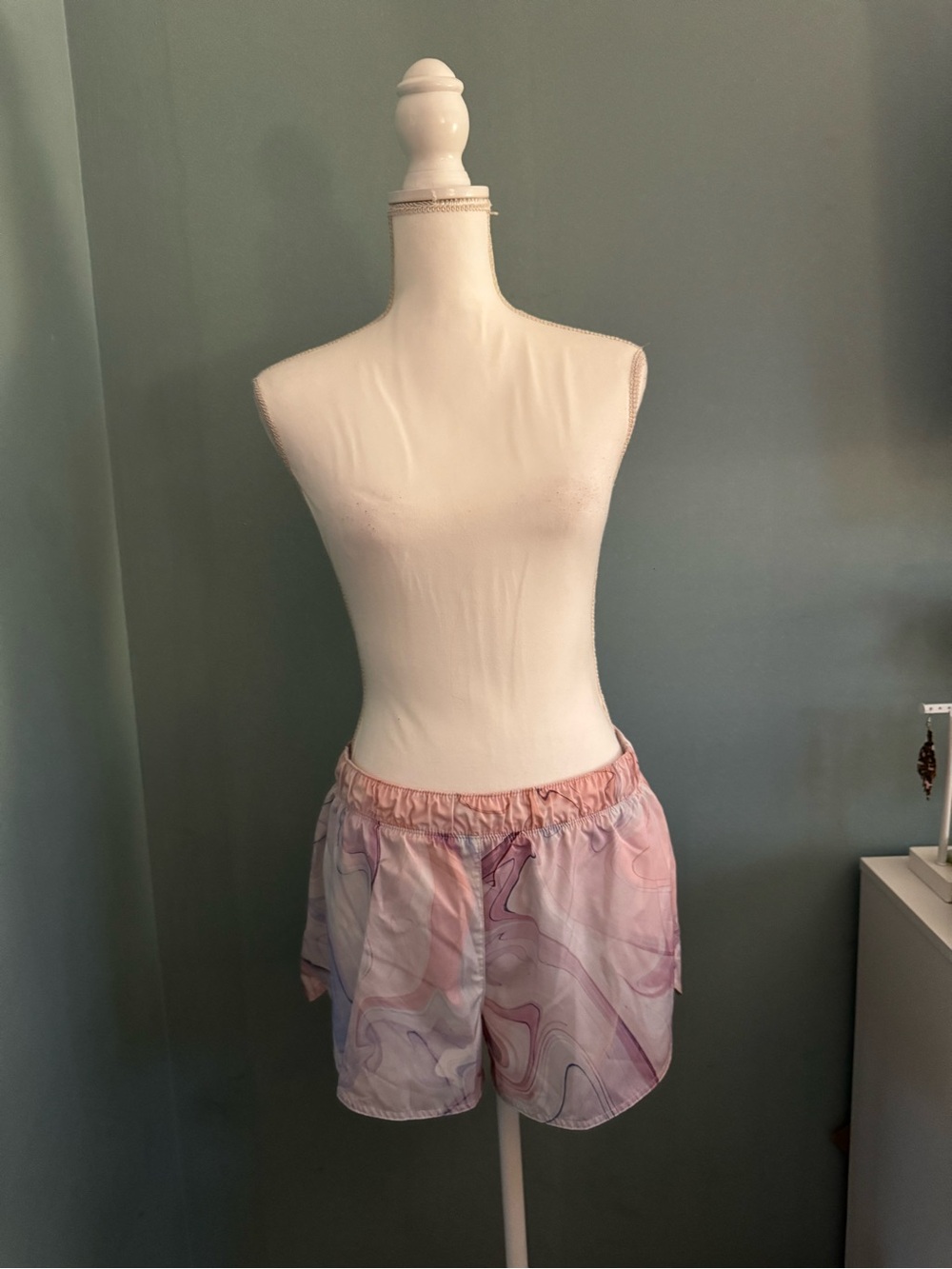 OLD NAVY ACTIVE Dolphin Hem Running Shorts Marble Print Medium Liner